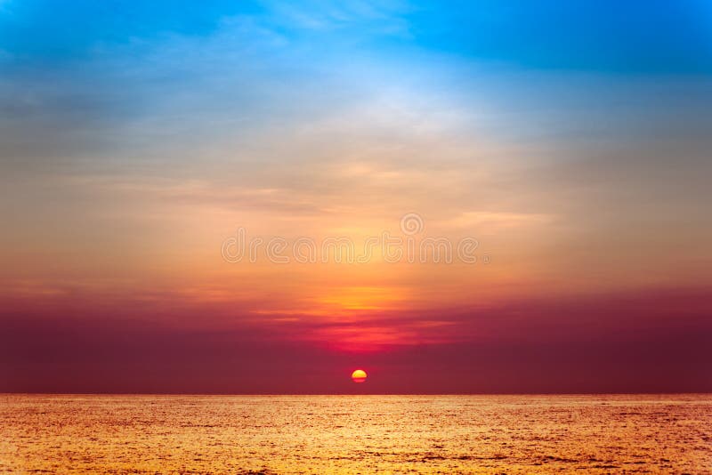 Aumento di Sun sul mare immagine stock Aumento di Sun sul mare immagine stock