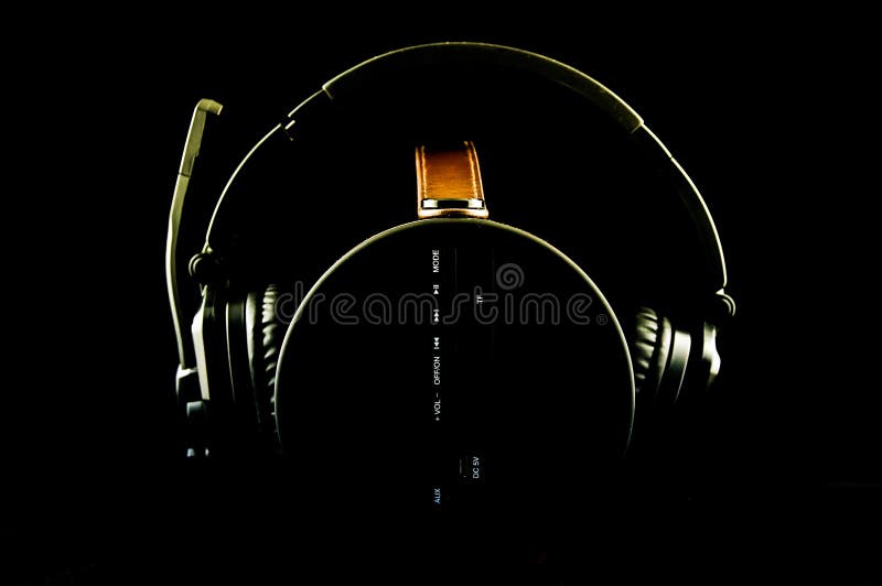 Auricular en la caja de música portátil imágenes de archivo libres de regalías Auricular en la caja de música portátil imágenes de archivo libres de regalías