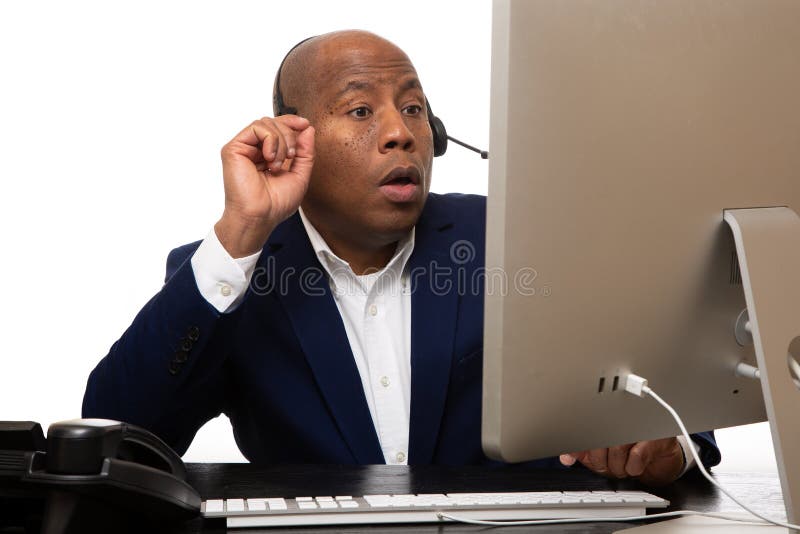 Auriculares afro-americanos de Talking On A do homem de negócios fotografia de stock Auriculares afro-americanos de Talking On A do homem de negócios fotografia de stock