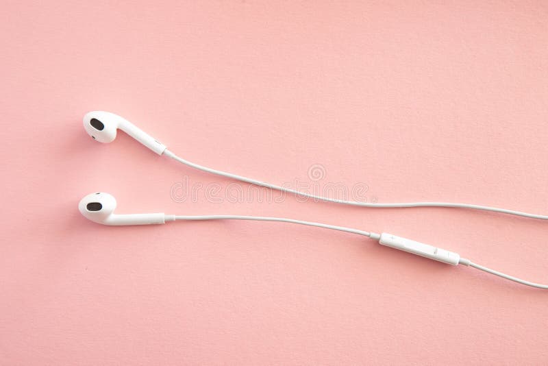 Auriculares Con Cable Blancos Auriculares Inalámbricos, Espacio De Copia  Rosa Imagen de archivo - Imagen de auricular, comparar: 161565623