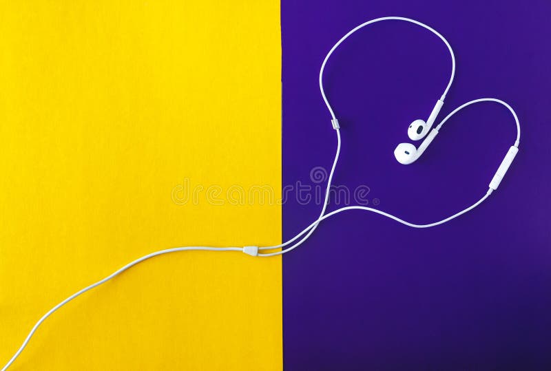 auriculares en la forma de un corazón en una opinión de top amarillo-púrpura del fondo imagenes de archivo auriculares en la forma de un corazón en una opinión de top amarillo-púrpura del fondo imagenes de archivo