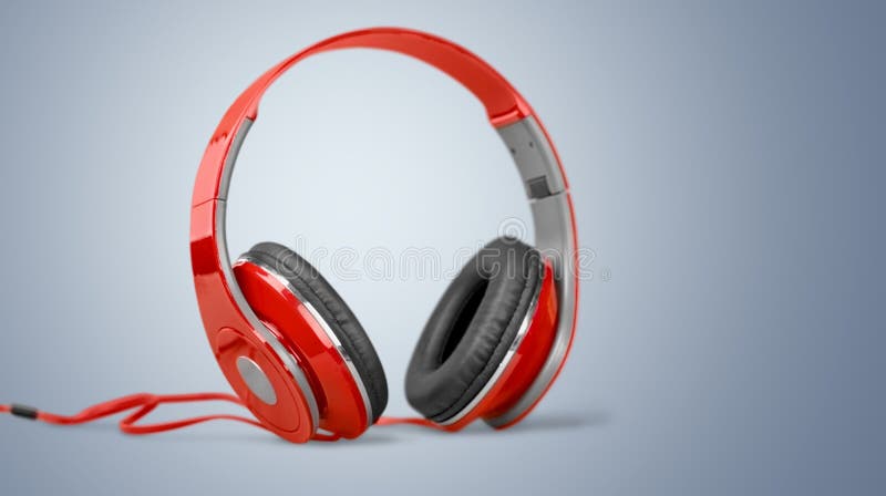 Auriculares rojos modernos en la tabla de madera foto de archivo libre de regalías Auriculares rojos modernos en la tabla de madera foto de archivo libre de regalías