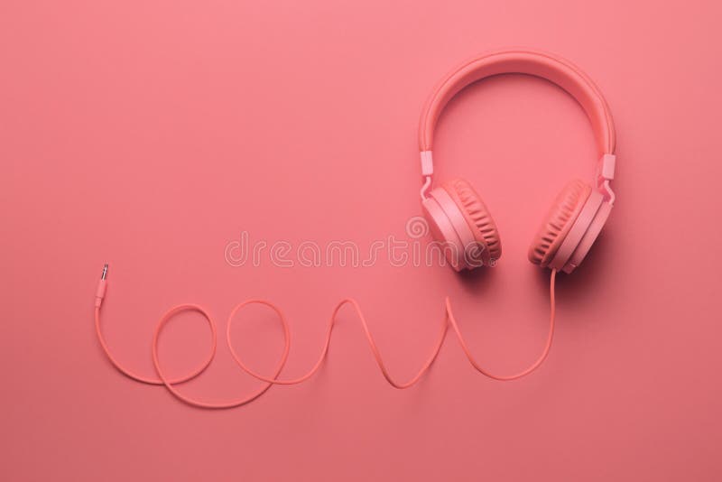 Auriculares Rosados En Fondo Rosado Concepto De La Música Imagen de archivo  - Imagen de cable, escritorio: 131663259