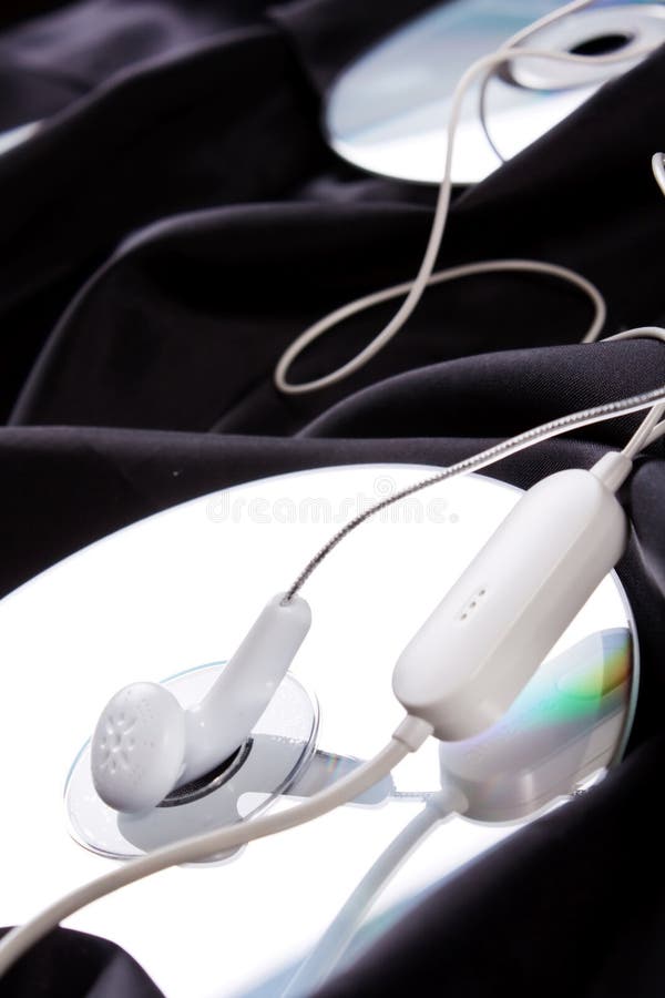 Auriculares sobre disco compacto foto de archivo Auriculares sobre disco compacto foto de archivo