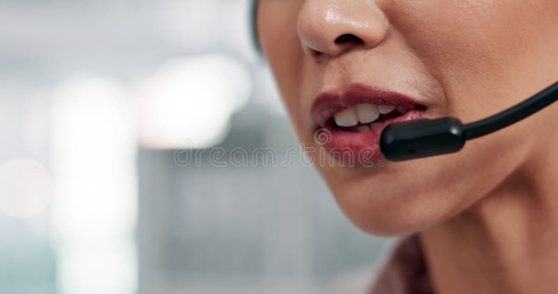 Auriculares y la boca de la mujer en el centro de llamadas para hablar sobre asistencia al cliente en línea y servicio de ayuda metrajes