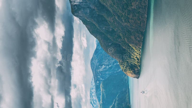 Aurland sgn und fjordane fjord norway. Vertikalaufnahme. erstaunliche szenische Aussicht auf den Song og fjordane. Schiff