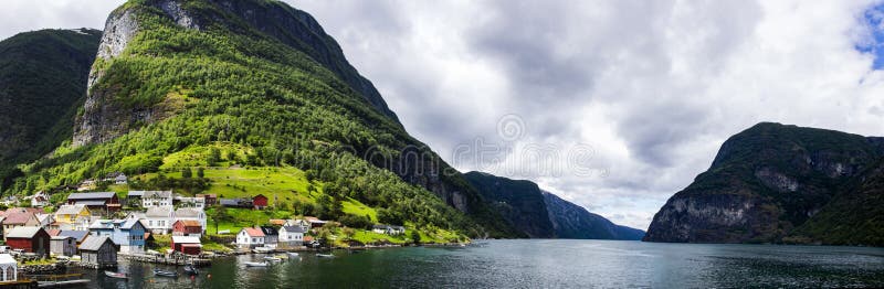 Aurlandsfjord em Noruega fotografia de stock royalty free Aurlandsfjord em Noruega fotografia de stock royalty free