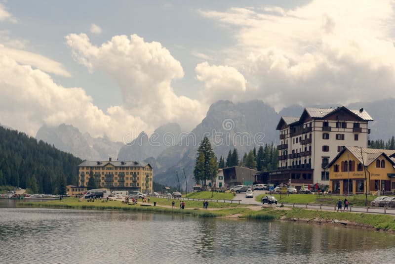 Auronzo di Cadore, Italia 9 de agosto de 2018: Lago mountain de Misurina Lugar turístico hermoso con las casas y los cafés fotos de archivo libres de regalías Auronzo di Cadore, Italia 9 de agosto de 2018: Lago mountain de Misurina Lugar turístico hermoso con las casas y los cafés fotos de archivo libres de regalías