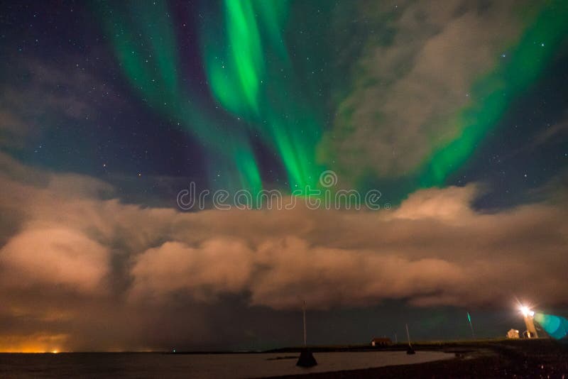 Aurora Boreal Aurora Borealis Acima Da Paisagem Em Islândia Foto