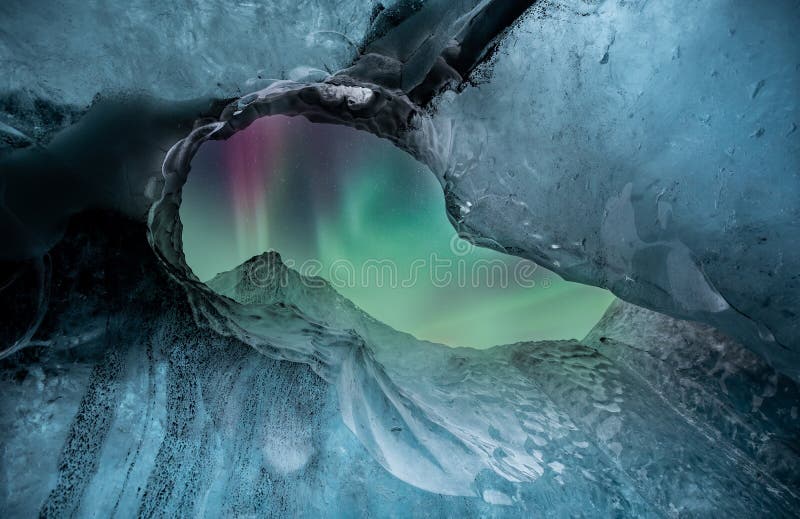 Aurora boreal de las luces del norte sobre la cueva de hielo glaciar.