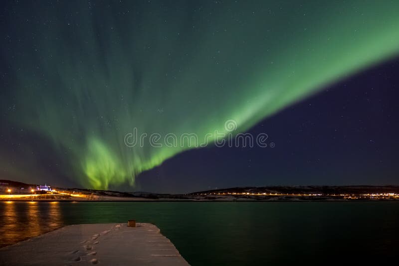 Aurora boreal sobre um fiorde em Noruega fotos de stock Aurora boreal sobre um fiorde em Noruega fotos de stock