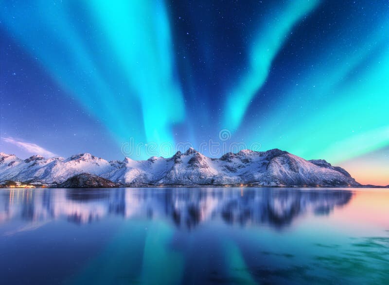 Aurora boreale e montagne innevate nelle isole di Lofoten, Norvegia