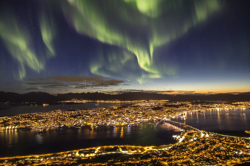 Aurora boreale magnifica sopra Tromso, Norvegia