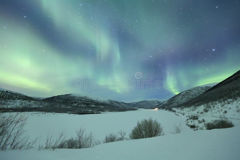 Aurora borealis au-dessus de paysage neigeux d'hiver, Laponie finlandaise photo stock Aurora borealis au-dessus de paysage neigeux d'hiver, Laponie finlandaise photo stock