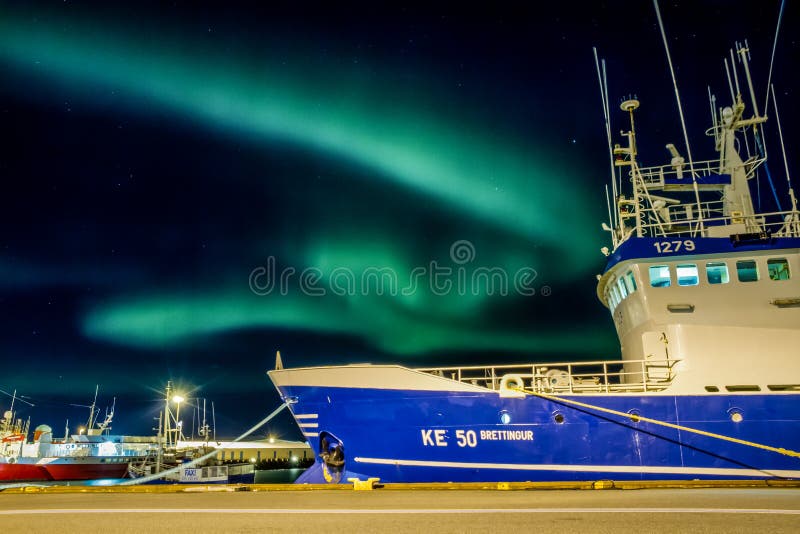Aurora borealis au-dessus de port de bateau de Reykjavick Aurora borealis au-dessus de port de bateau de Reykjavick