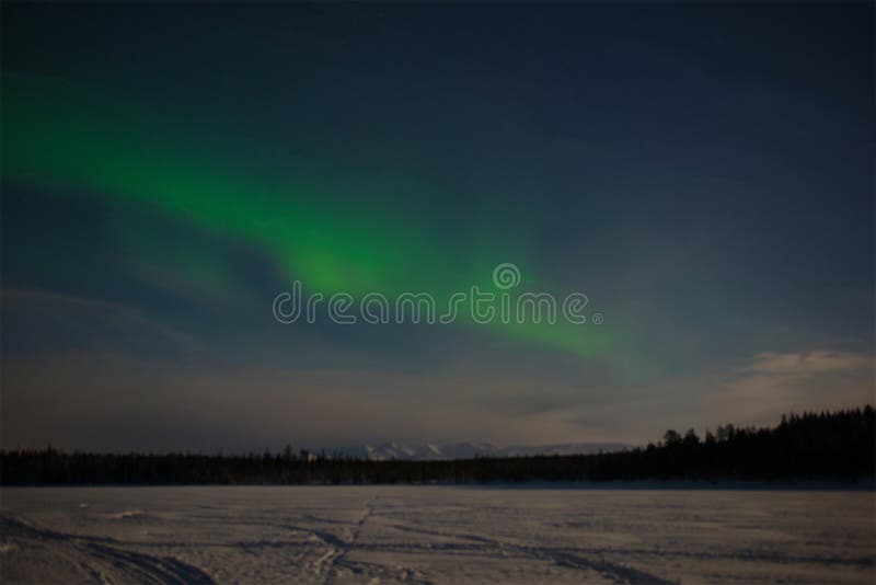 Aurora Borealis au-dessus du lac congelé Imandra Khibiny, Kola Peninsula Russie image libre de droits Aurora Borealis au-dessus du lac congelé Imandra Khibiny, Kola Peninsula Russie image libre de droits
