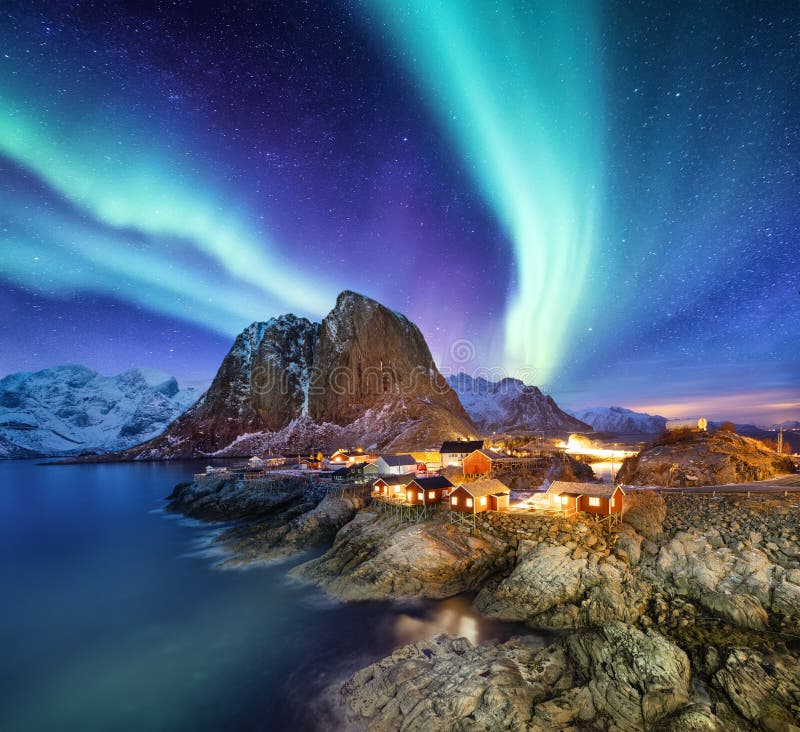 Aurora Borealis boven Reine, Lofoten-eilanden, Noorwegen Licht, bergen en huizen Winterlandschap in de nacht