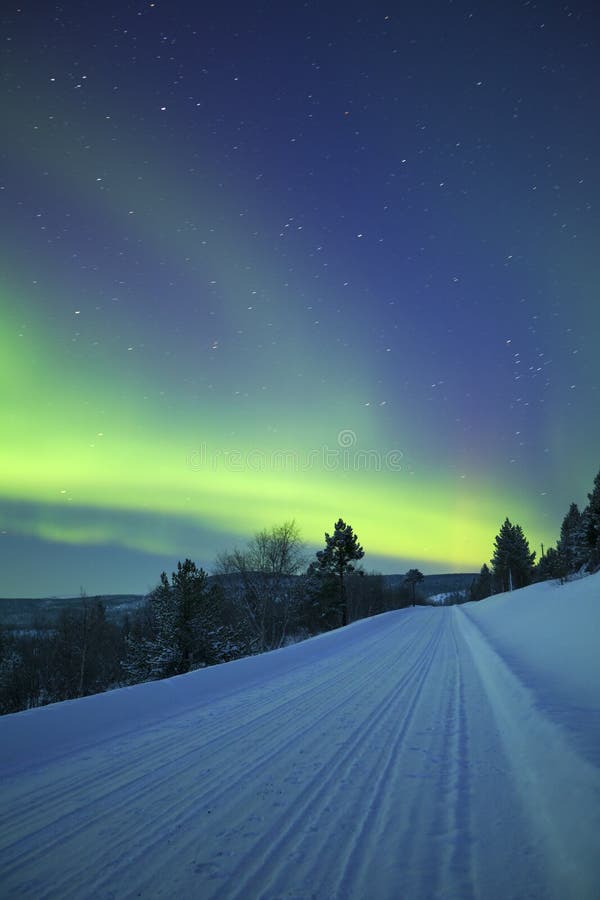 Aurora borealis dans un paysage d'hiver, Laponie finlandaise image stock Aurora borealis dans un paysage d'hiver, Laponie finlandaise image stock