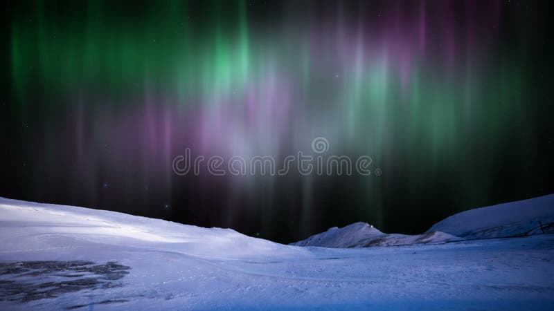 Aurora borealis dell'aurora boreale nelle montagne nevose