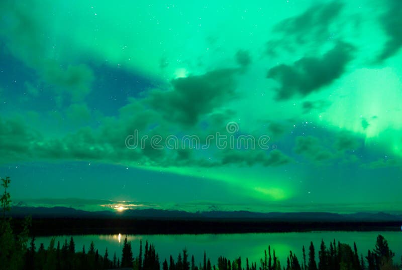 Aurora Borealis emerge através do telecontrole Alaska das nuvens imagem de stock Aurora Borealis emerge através do telecontrole Alaska das nuvens imagem de stock