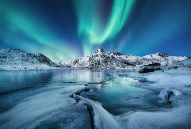 Aurora Borealis, Lofoten-eilanden, Noorwegen Licht, bergen en oceaan Winterlandschap in de nacht