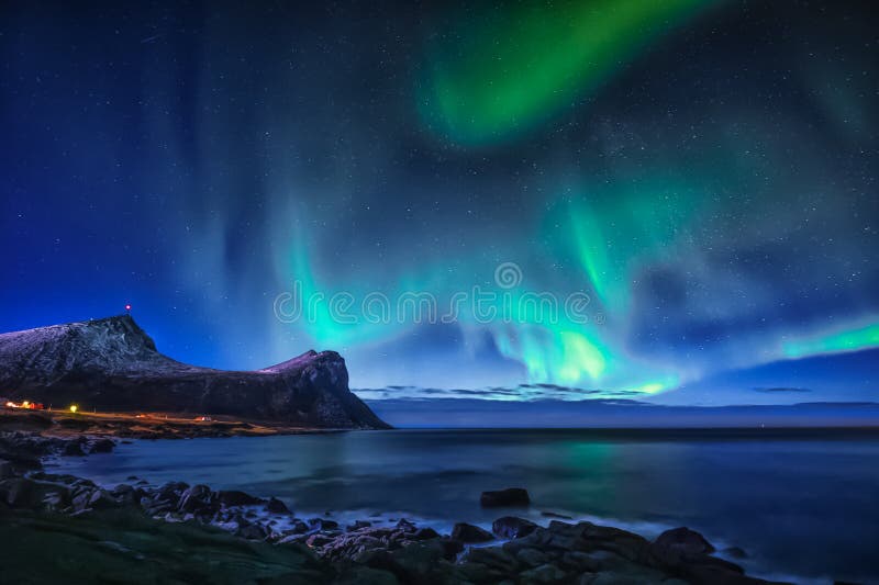 Aurora borealis op hemel in Noorwegen Aurora borealis op hemel in Noorwegen