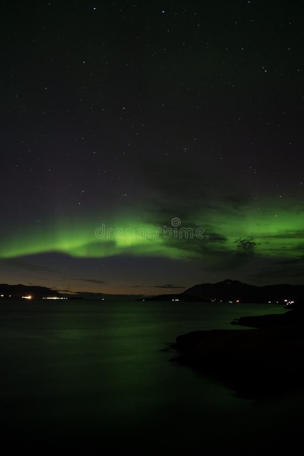 Aurora borealis over Akureyri stock afbeelding Aurora borealis over Akureyri stock afbeelding