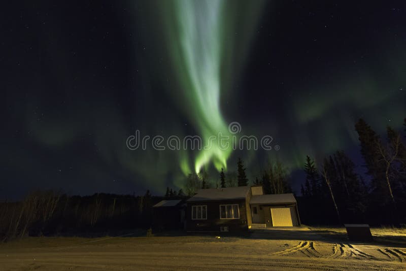 Aurora Borealis Over una casa fotos de archivo libres de regalías Aurora Borealis Over una casa fotos de archivo libres de regalías