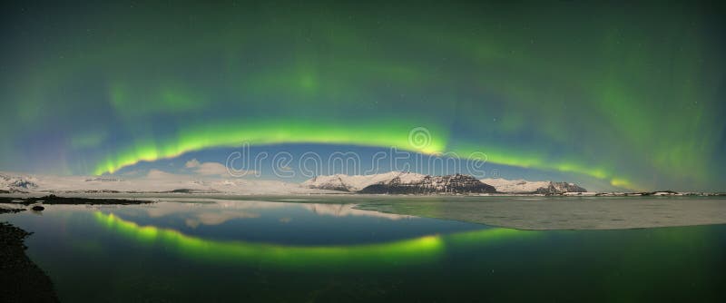 Aurora borealis sobre el mar Laguna del glaciar de Jokulsarlon, Islandia Luces norte?as verdes Cielo estrellado con las luces pol foto de archivo libre de regalías Aurora borealis sobre el mar Laguna del glaciar de Jokulsarlon, Islandia Luces norte?as verdes Cielo estrellado con las luces pol foto de archivo libre de regalías