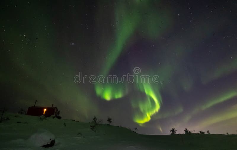 Aurora Borealis sobre a montanha de Volosnaya em Kandalaksha no inverno fotografia de stock Aurora Borealis sobre a montanha de Volosnaya em Kandalaksha no inverno fotografia de stock