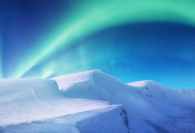 Aurora borealis sur les îles de Lofoten, Norvège Lumières du nord vertes au-dessus des montagnes Ciel nocturne avec les lumières photo libre de droits
