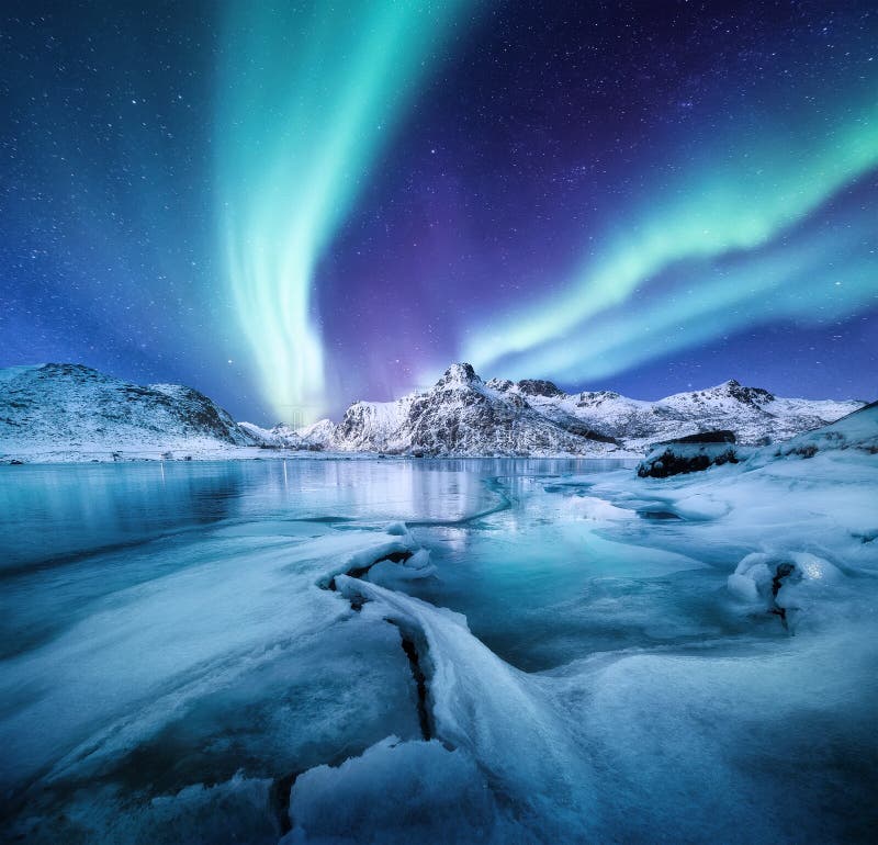 Aurora Borealis, wyspy Lofoten, Norwegia Światło nocne, góry i mrożone oceany Krajobraz zimowy w porze nocnej Aurora Borealis, wyspy Lofoten, Norwegia Światło nocne, góry i mrożone oceany Krajobraz zimowy w porze nocnej