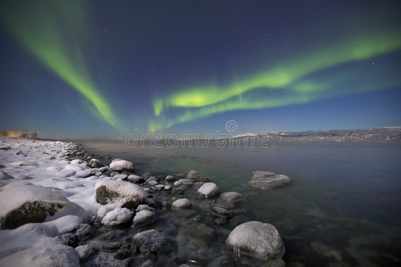 Aurora borealis über einem mondbeschienen Fjord in Nord-Norwegen stockbilder Aurora borealis über einem mondbeschienen Fjord in Nord-Norwegen stockbilder