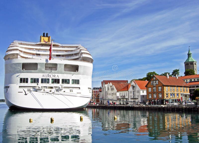 A AURORA do navio de cruzeiros por cruzeiros de P&O amarrou no cais de Skagenkaien no porto de Stavanger Noruega imagens de stock royalty free A AURORA do navio de cruzeiros por cruzeiros de P&O amarrou no cais de Skagenkaien no porto de Stavanger Noruega imagens de stock royalty free