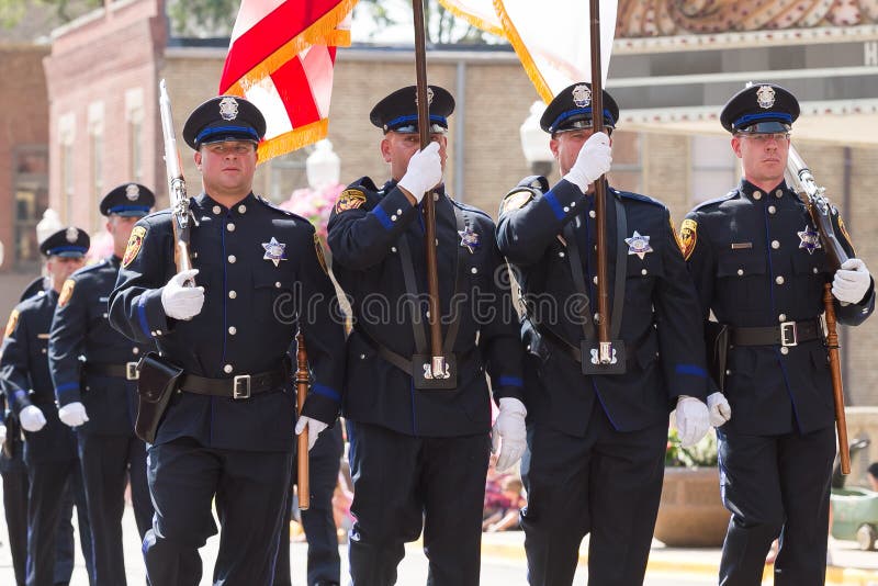Aurora Police Department Officers Marching durante il quarto della celebrazione di luglio fotografia stock Aurora Police Department Officers Marching durante il quarto della celebrazione di luglio fotografia stock