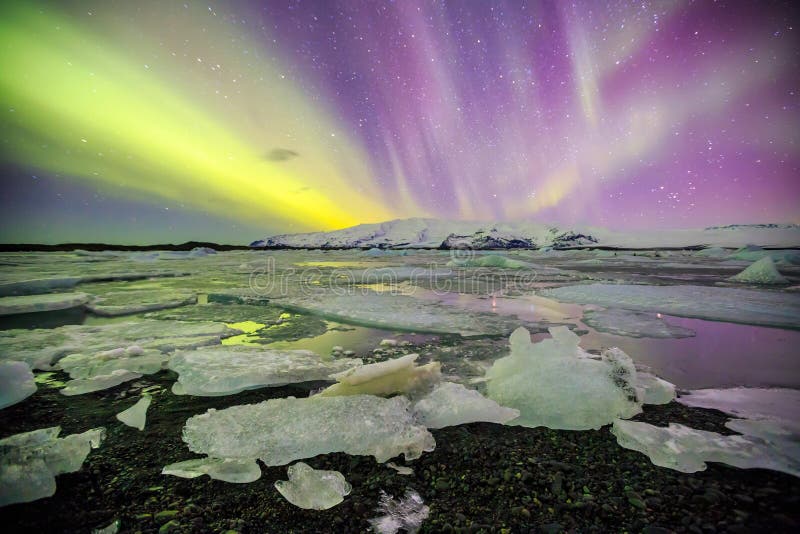Auroral över glaciärlagun Jokulsarlon i Island