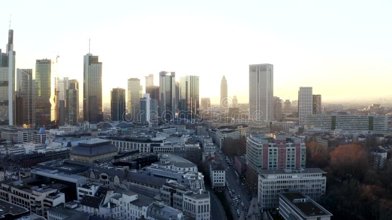 Aus der Luft : selbstbewusster Typ des jungen Mannes, der über Dach in der Skyline von Frankfurt am Main Deutschland mit schönem S stock video footage