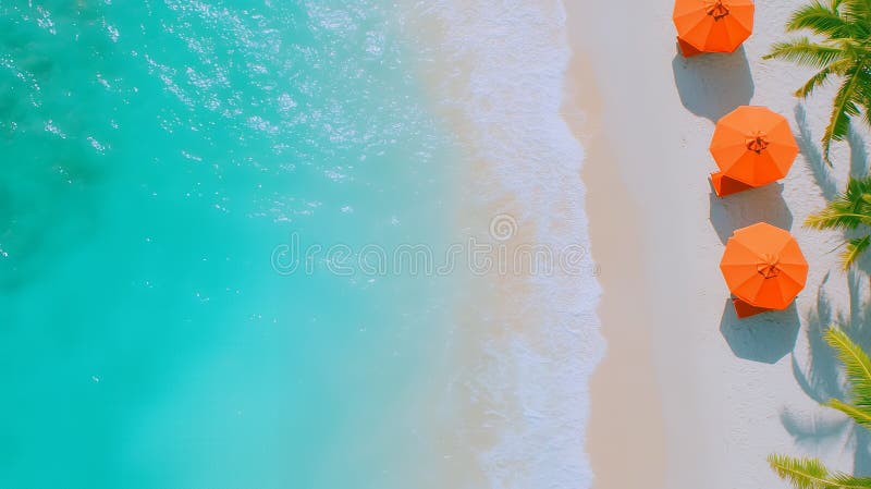 Aus der Luft sieht man Orangenschirme an einem Strand, das türkisfarbene Wasser bildet eine lebendige Küstenstraße lizenzfreies stockfoto