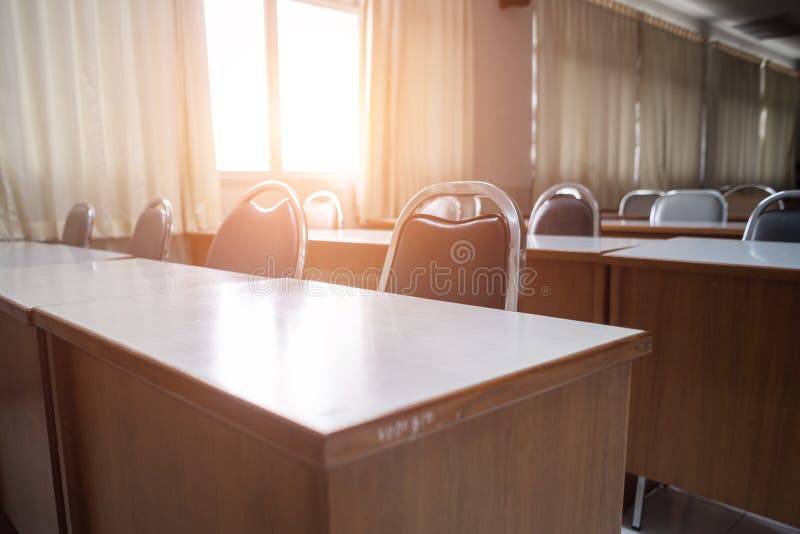 Ausbildungskonzept: Leeres College- oder Hochschulklassenzimmer mit Holztischen und Stühlen in der Reihe ohne Studenten oder Lehr stockfotografie Ausbildungskonzept: Leeres College- oder Hochschulklassenzimmer mit Holztischen und Stühlen in der Reihe ohne Studenten oder Lehr stockfotografie