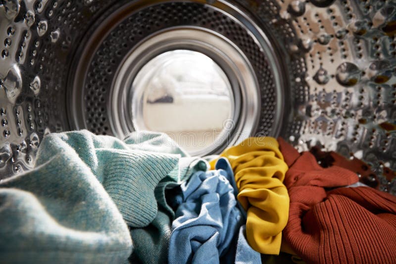 Ausblick von der Waschmaschine im Innern mit Wäscherei lizenzfreies stockbild