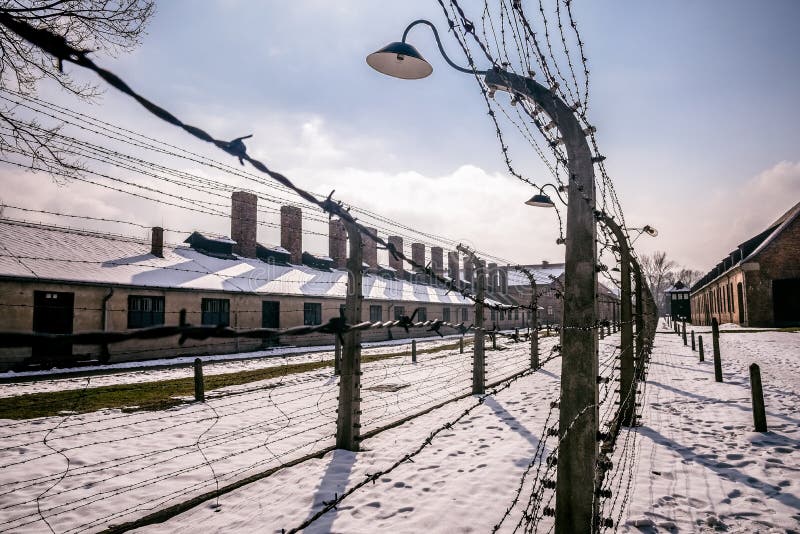 Auschwitz/Oswiecim/Polonia - 02 15 2018: Cerca del alambre de púas alrededor de un campo de concentración imagen de archivo Auschwitz/Oswiecim/Polonia - 02 15 2018: Cerca del alambre de púas alrededor de un campo de concentración imagen de archivo