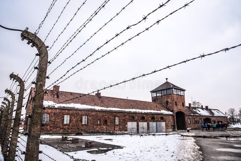 Auschwitz/Oswiecim/Polonia - 02 15 2018: Cerca del alambre de púas alrededor de un campo de concentración imagenes de archivo Auschwitz/Oswiecim/Polonia - 02 15 2018: Cerca del alambre de púas alrededor de un campo de concentración imagenes de archivo