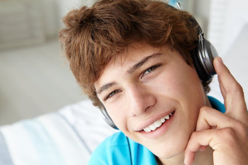 Adolescente com auscultadores fotografia de stock royalty free