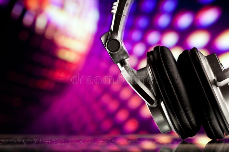 Auscultadores no fundo roxo foto de stock royalty free Auscultadores no fundo roxo foto de stock royalty free