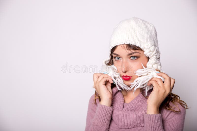 Ausdrucksvolle Frauen-tragende Winterkappe und -pullover lokalisiert auf weißem Hintergrund Lächelndes Mädchen in gestrickter gem lizenzfreie stockfotografie Ausdrucksvolle Frauen-tragende Winterkappe und -pullover lokalisiert auf weißem Hintergrund Lächelndes Mädchen in gestrickter gem lizenzfreie stockfotografie