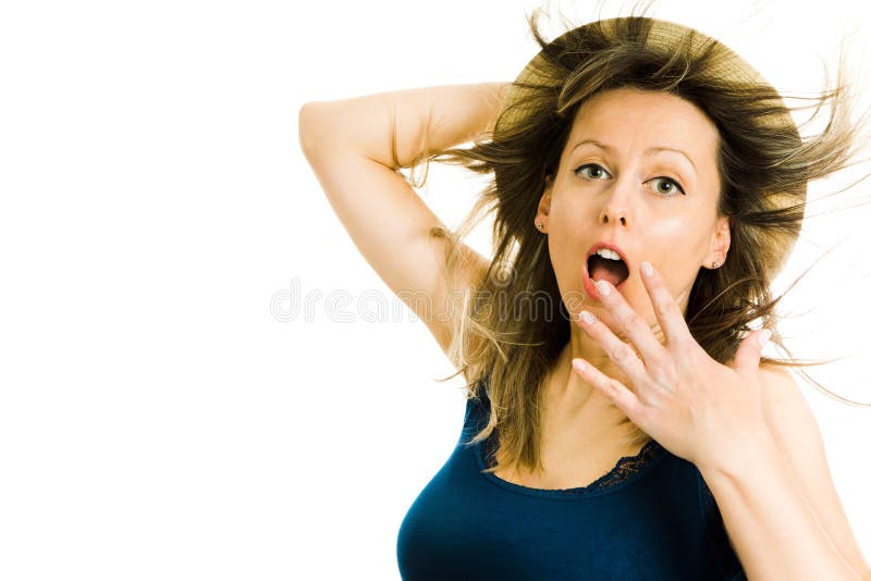 Ausdrucksvoller Blondinesommer, Tourist trägt blaues Unterhemd hält Hut wegen des Winds stockfoto Ausdrucksvoller Blondinesommer, Tourist trägt blaues Unterhemd hält Hut wegen des Winds stockfoto