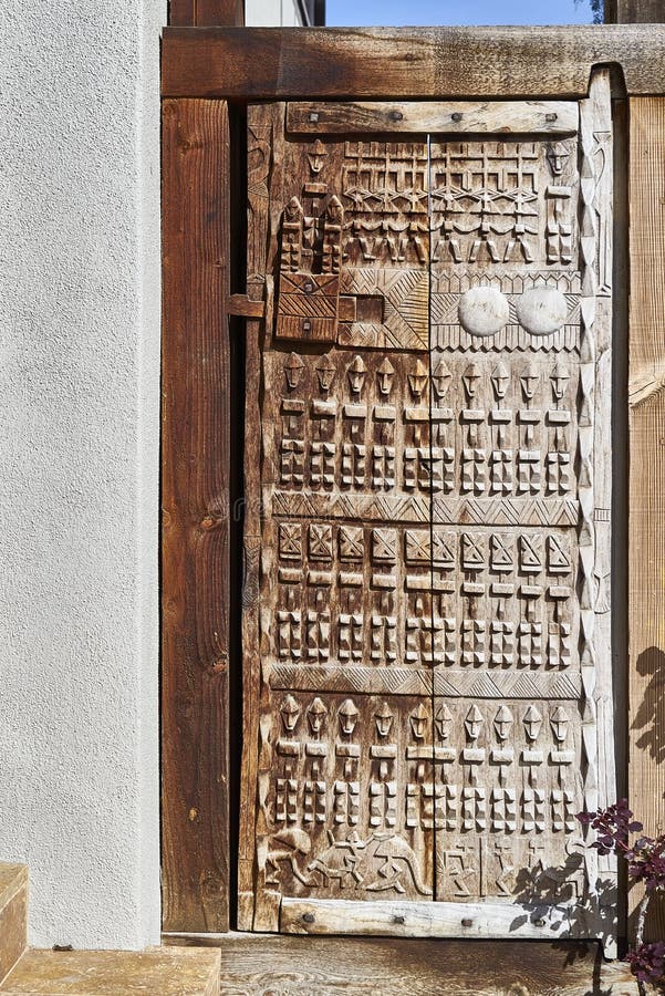 Metalltür, Die Zu Einen Garten Führt Stockbild Bild von