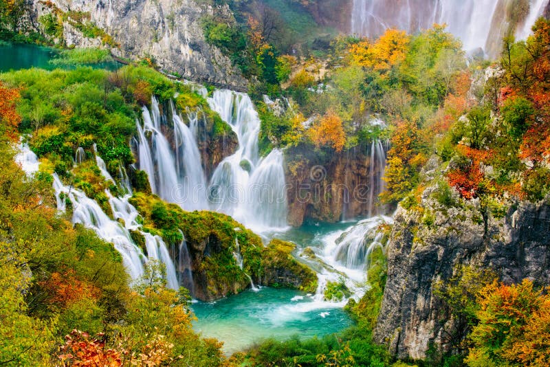 Ausführliche Ansicht der schönen Wasserfälle im Sonnenschein in Nationalpark Plitvice, Kroatien stockfotografie