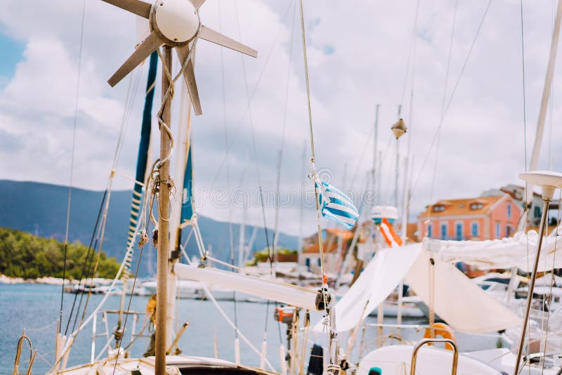 Ausführliche Teile des Segelboots Schließen Sie oben von den Masten der Yacht über blauem Meer Segelsportkonzept Weicher Fokus stockfotos Ausführliche Teile des Segelboots Schließen Sie oben von den Masten der Yacht über blauem Meer Segelsportkonzept Weicher Fokus stockfotos