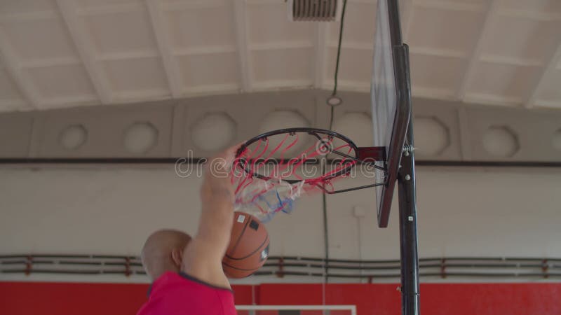 Ausführungsslam dunk des schwarzen Basketball-Spielers